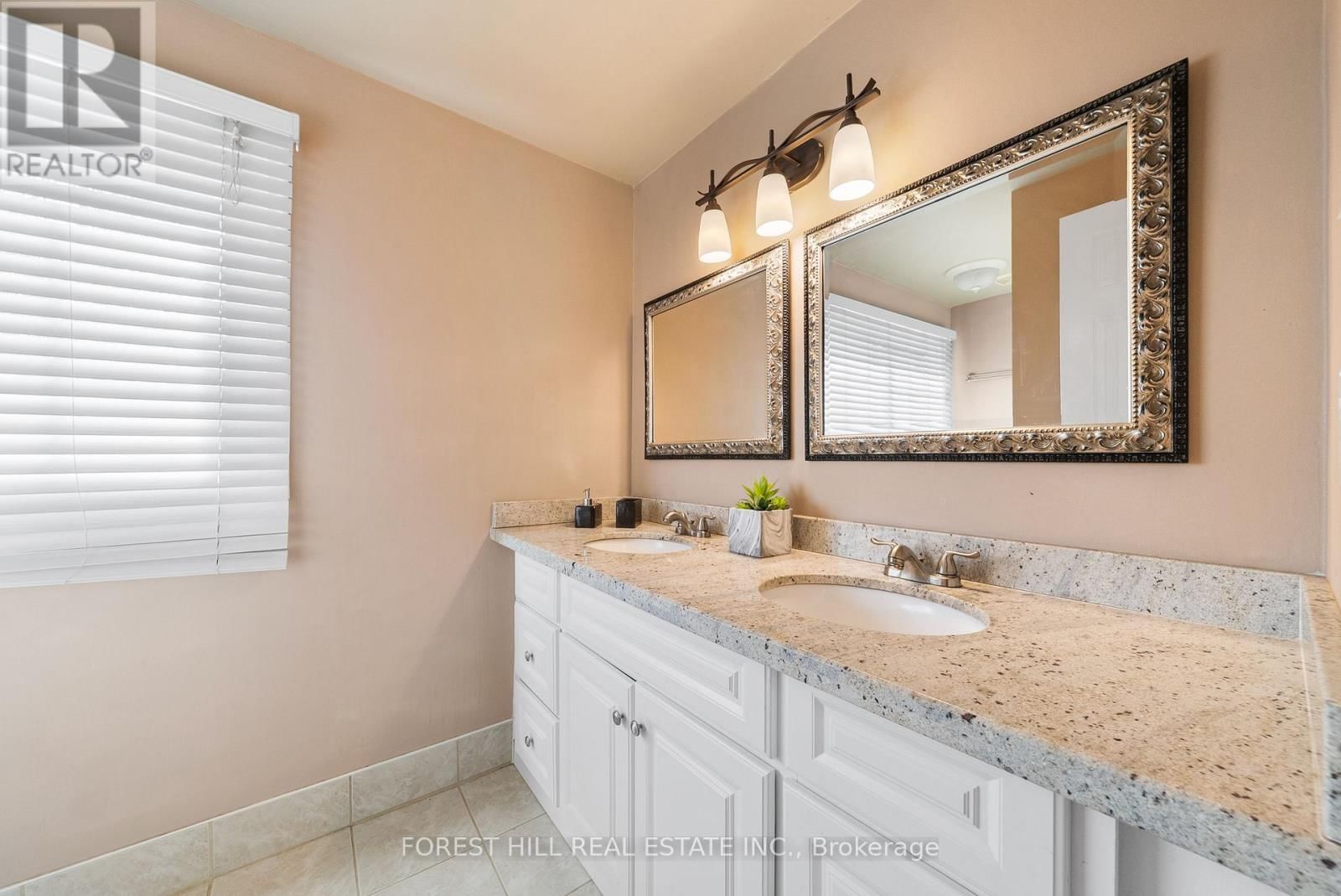 14 VALLEY CRESCENT Image 36