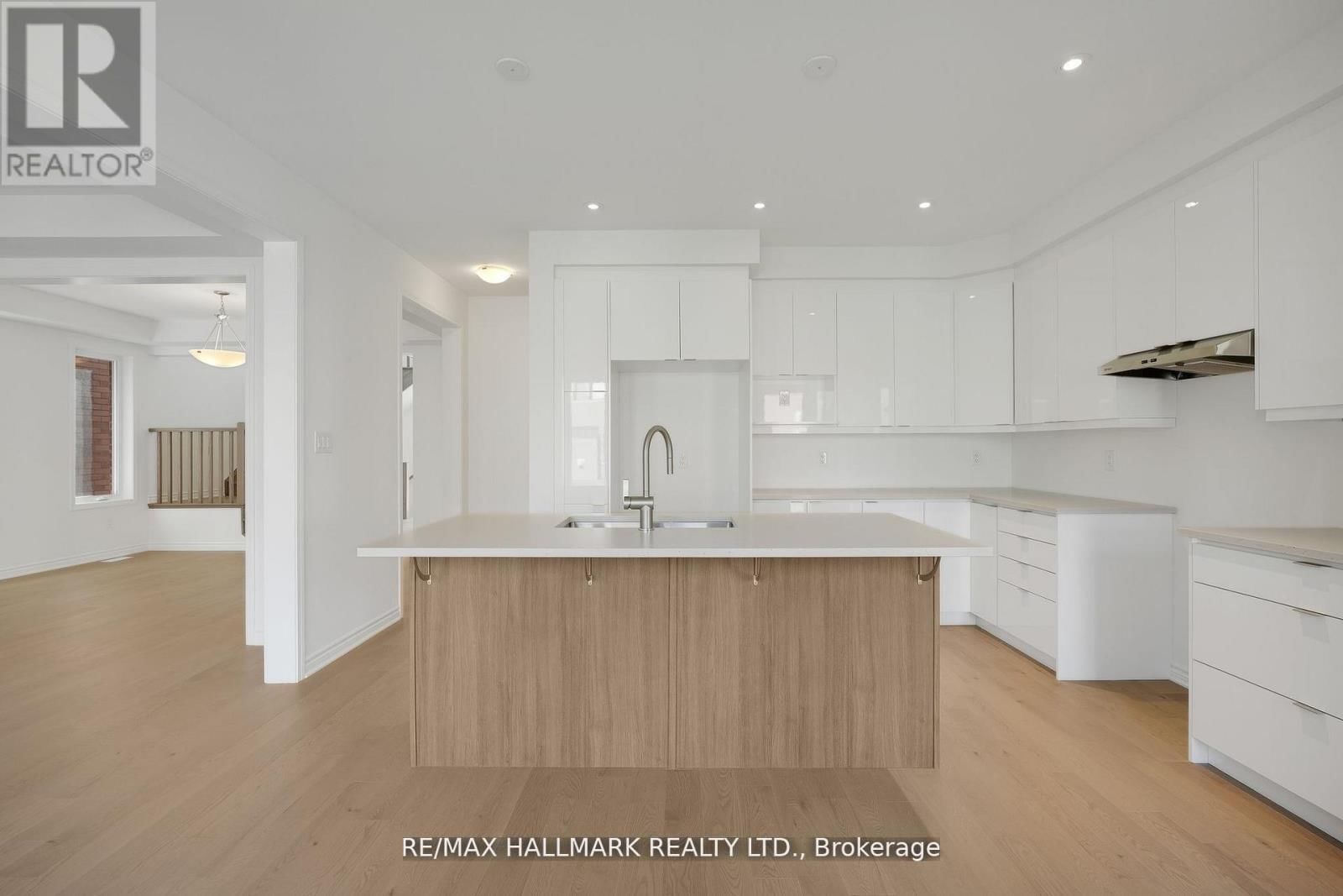 626 NEWLOVE STREET Image 12