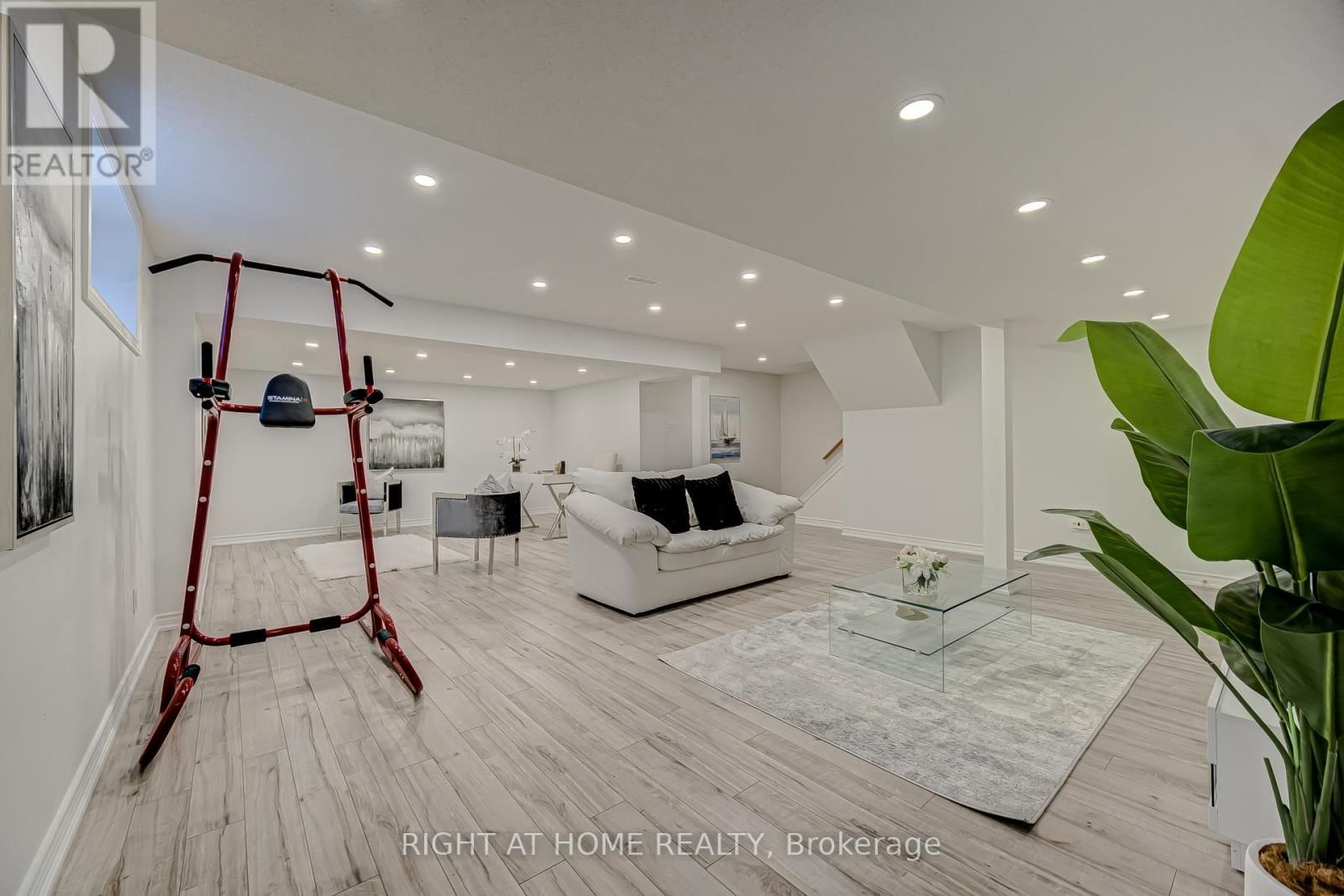 10 HOLM CRESCENT Image 21