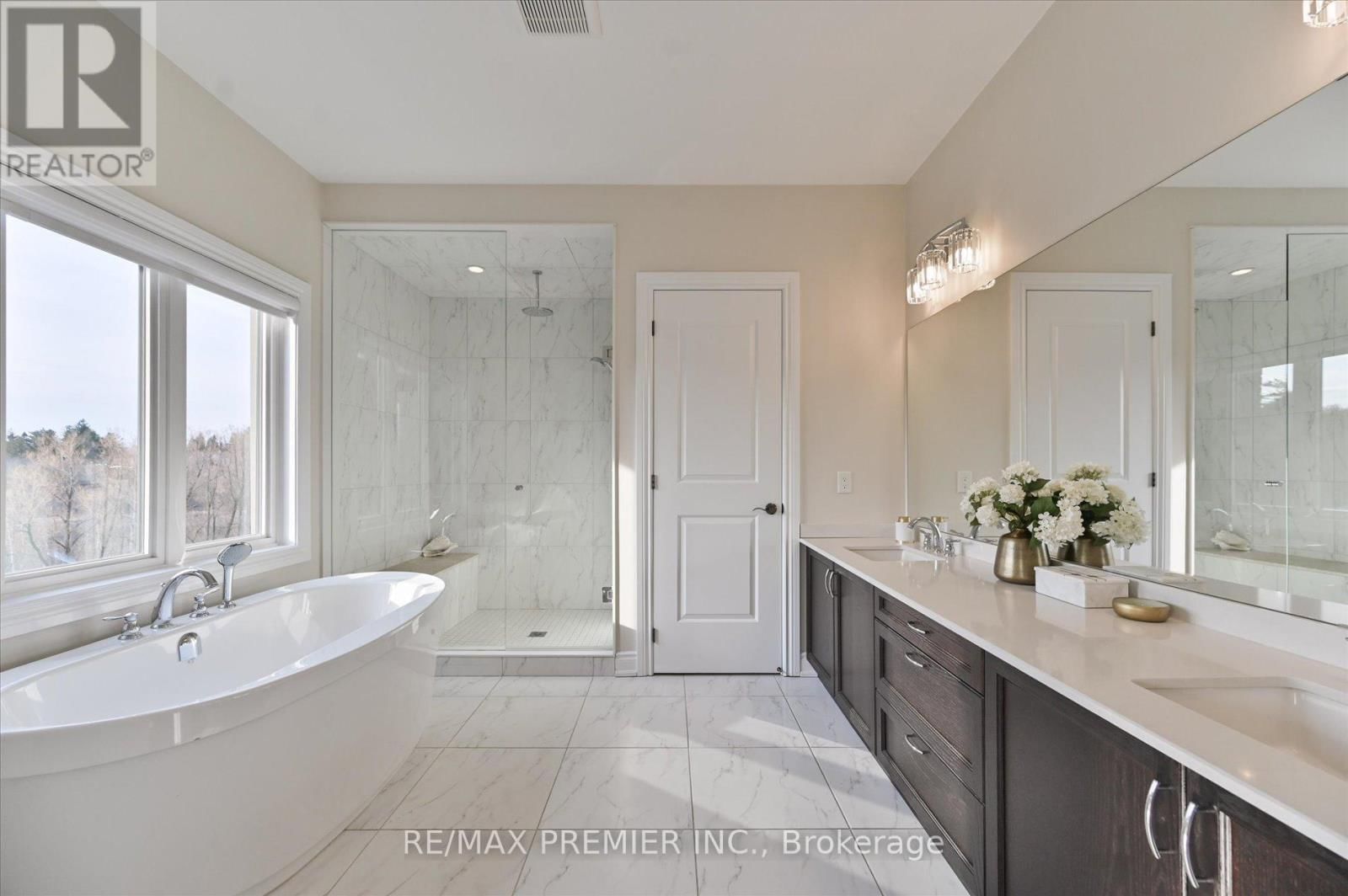 126 BURNS BOULEVARD Image 25