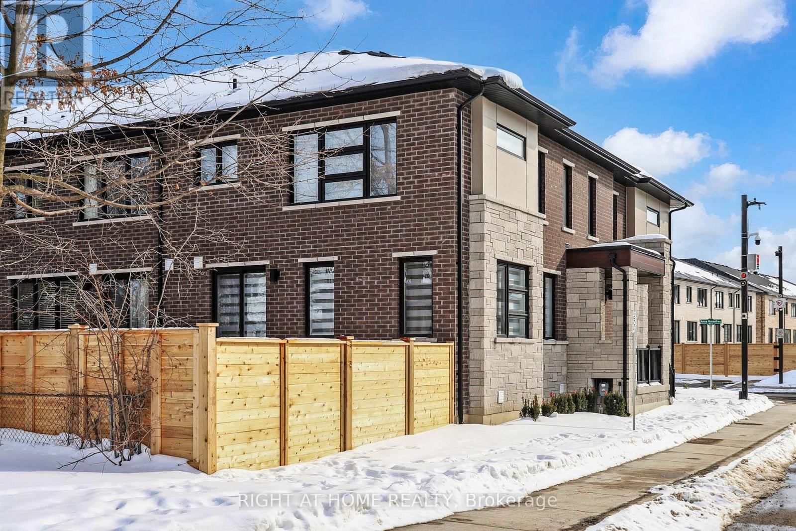 154 ANNA RUSSELL WAY Image 42