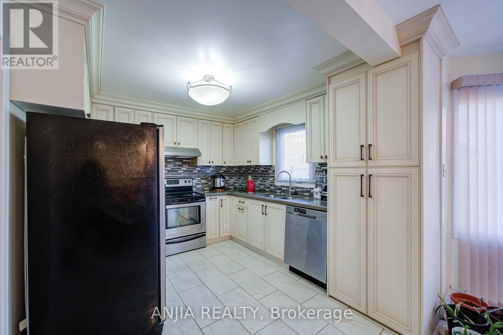 34 BAYLAWN DRIVE Image 16