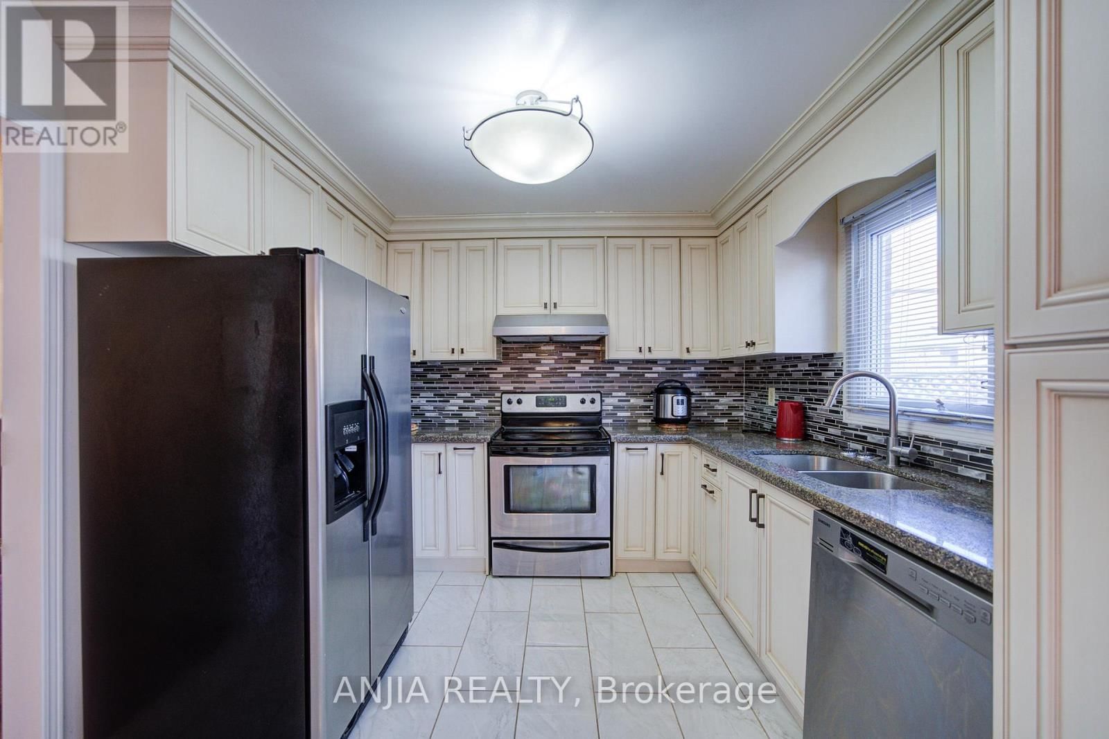 34 BAYLAWN DRIVE Image 17