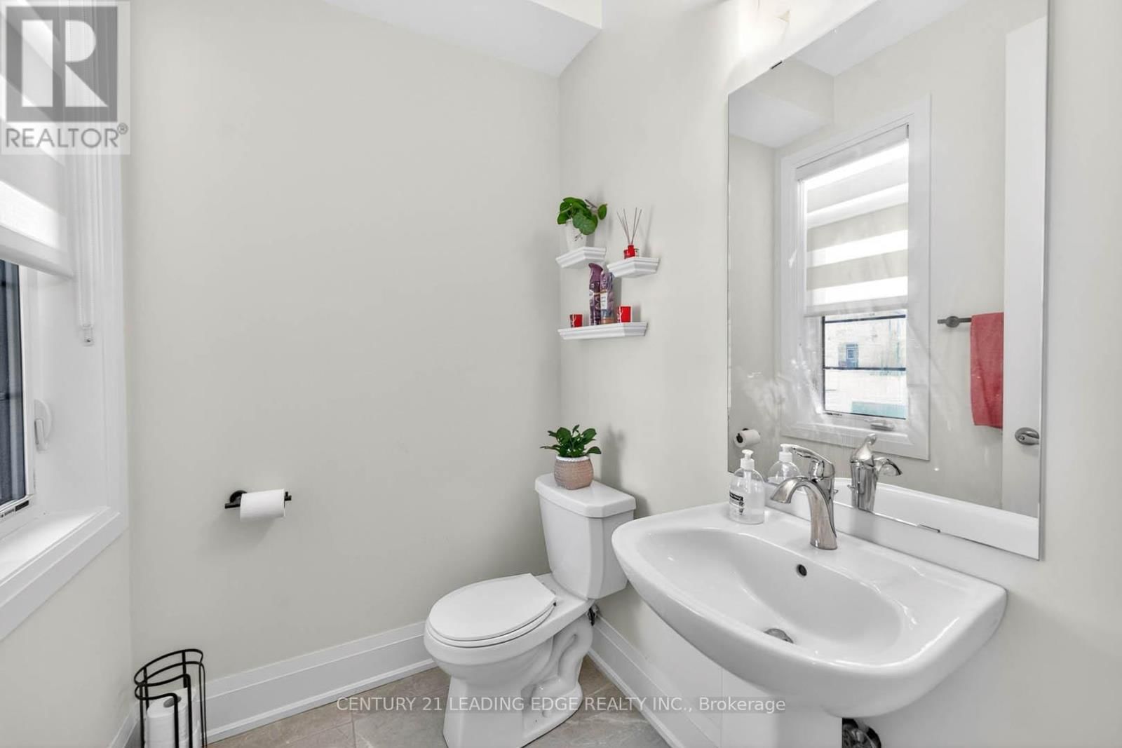 235 FERRAGINE CRESCENT Image 18