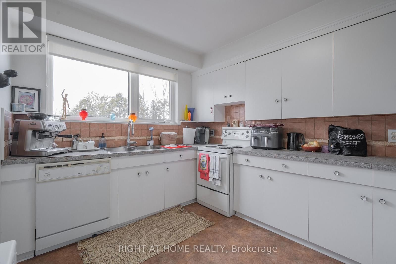 285 RICHMOND STREET Image 8