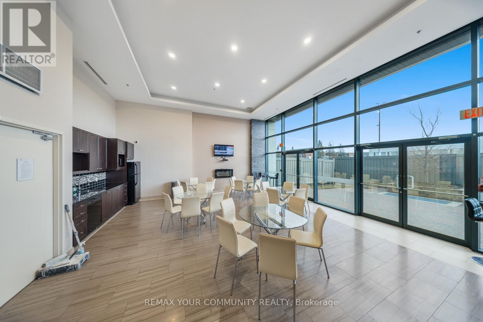 315 - 24 WOODSTREAM BOULEVARD Image 32