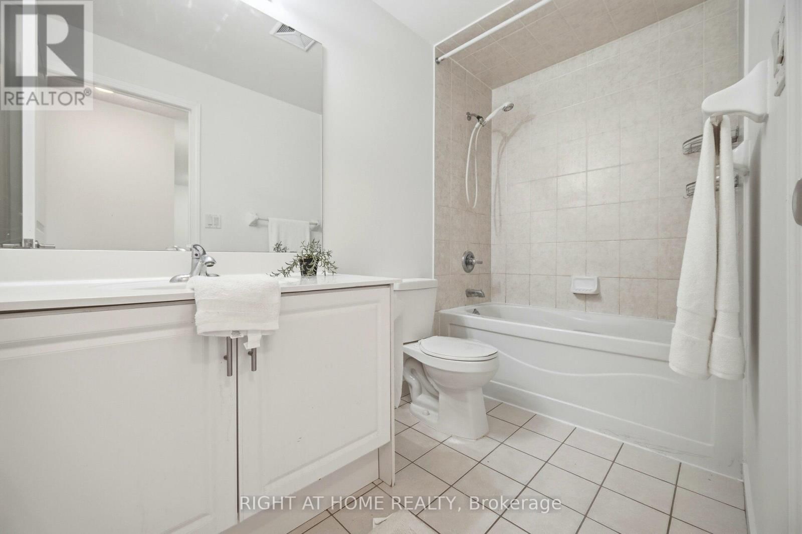 211 - 18 HARDING BOULEVARD Image 21