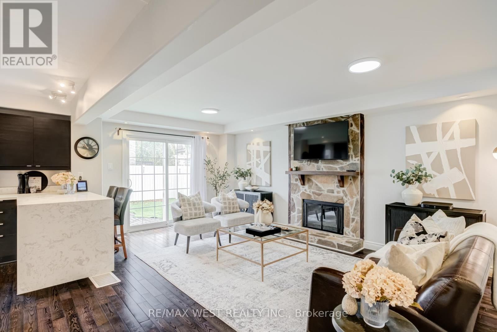 890 WAYNE DRIVE Image 14