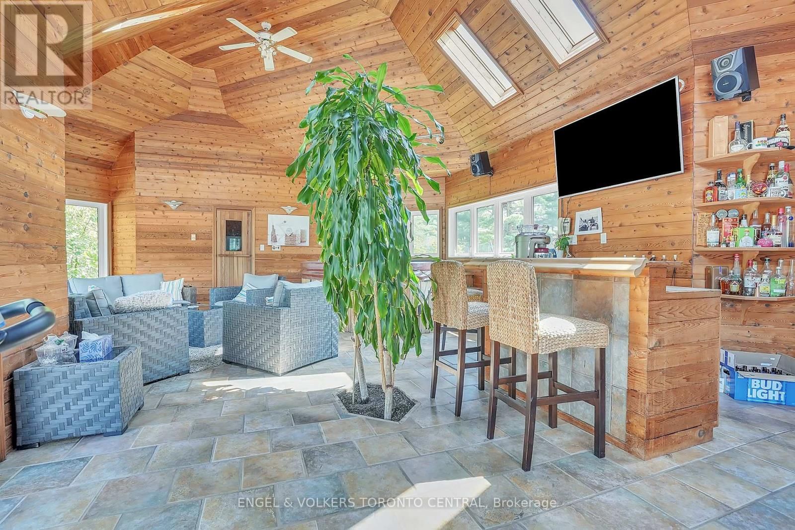 1946 WILKINSON STREET Image 19