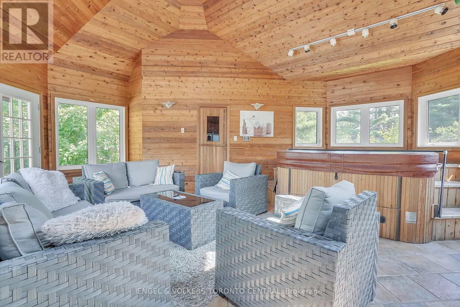 1946 WILKINSON STREET Image 20