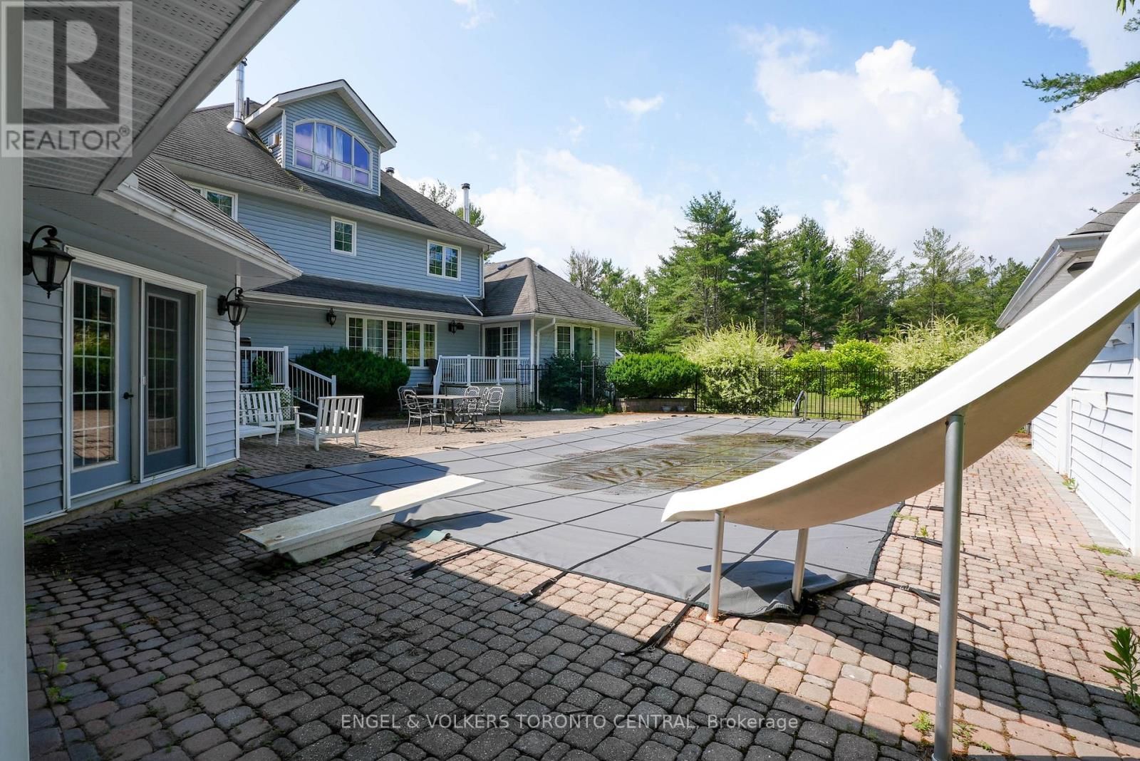 1946 WILKINSON STREET Image 45