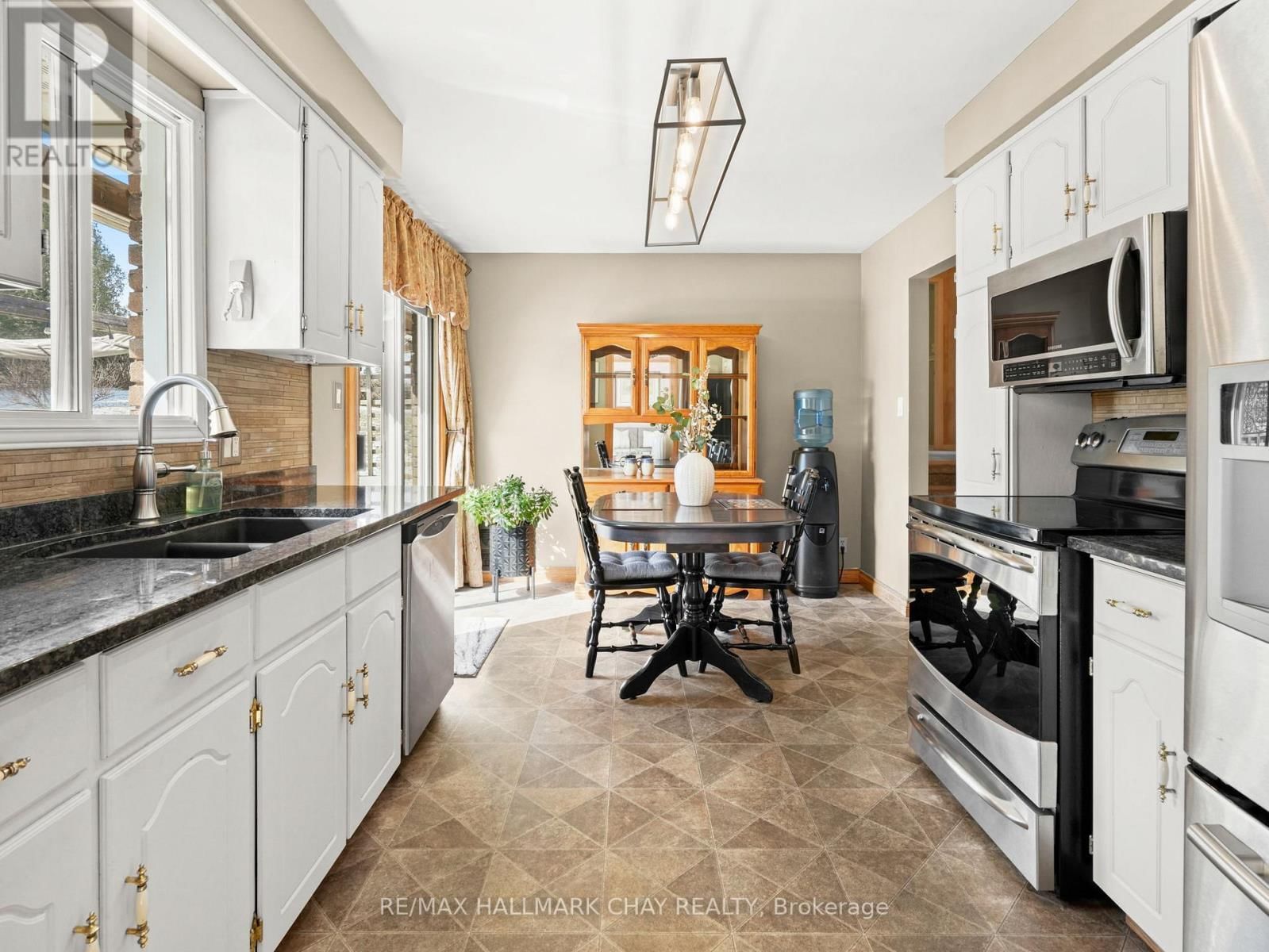 6815 4TH LINE Image 14