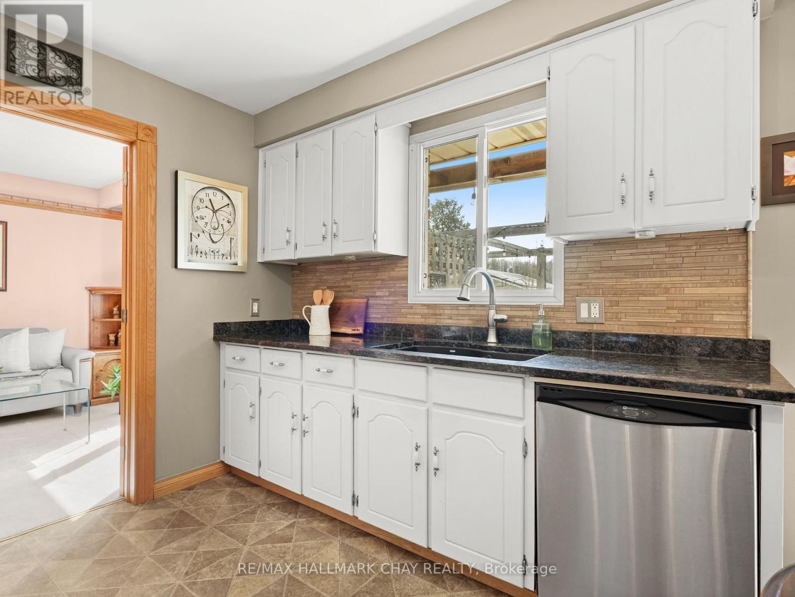 6815 4TH LINE Image 16