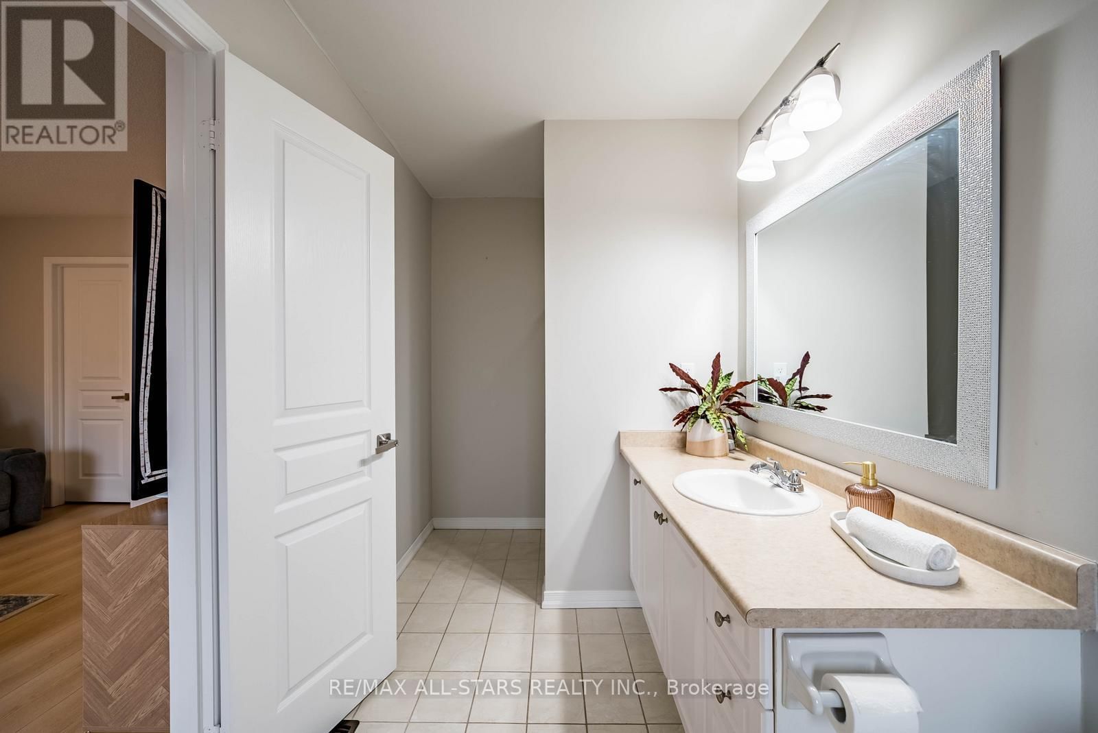 55 WIN TIMBERS CRESCENT Image 35