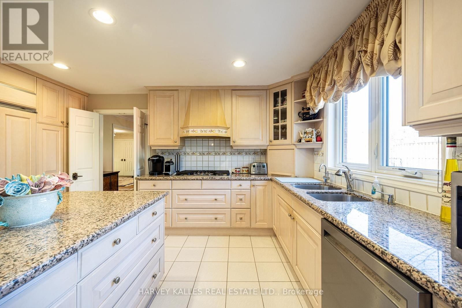 10 WHITELAW COURT Image 12