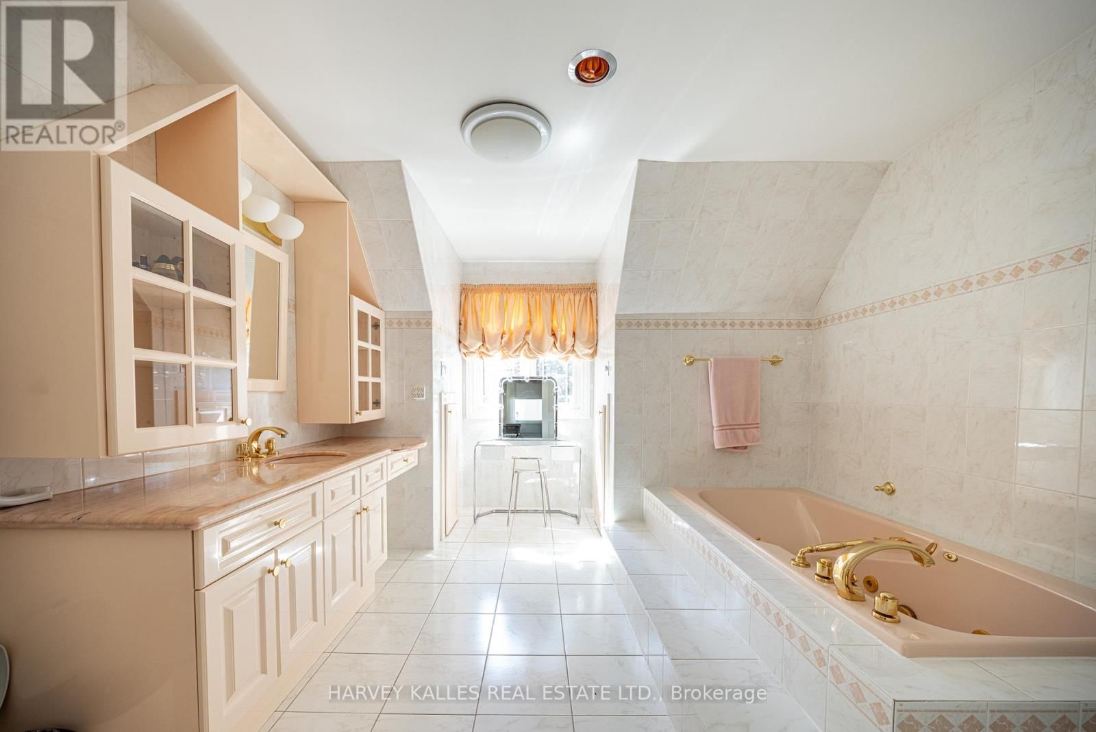 10 WHITELAW COURT Image 24