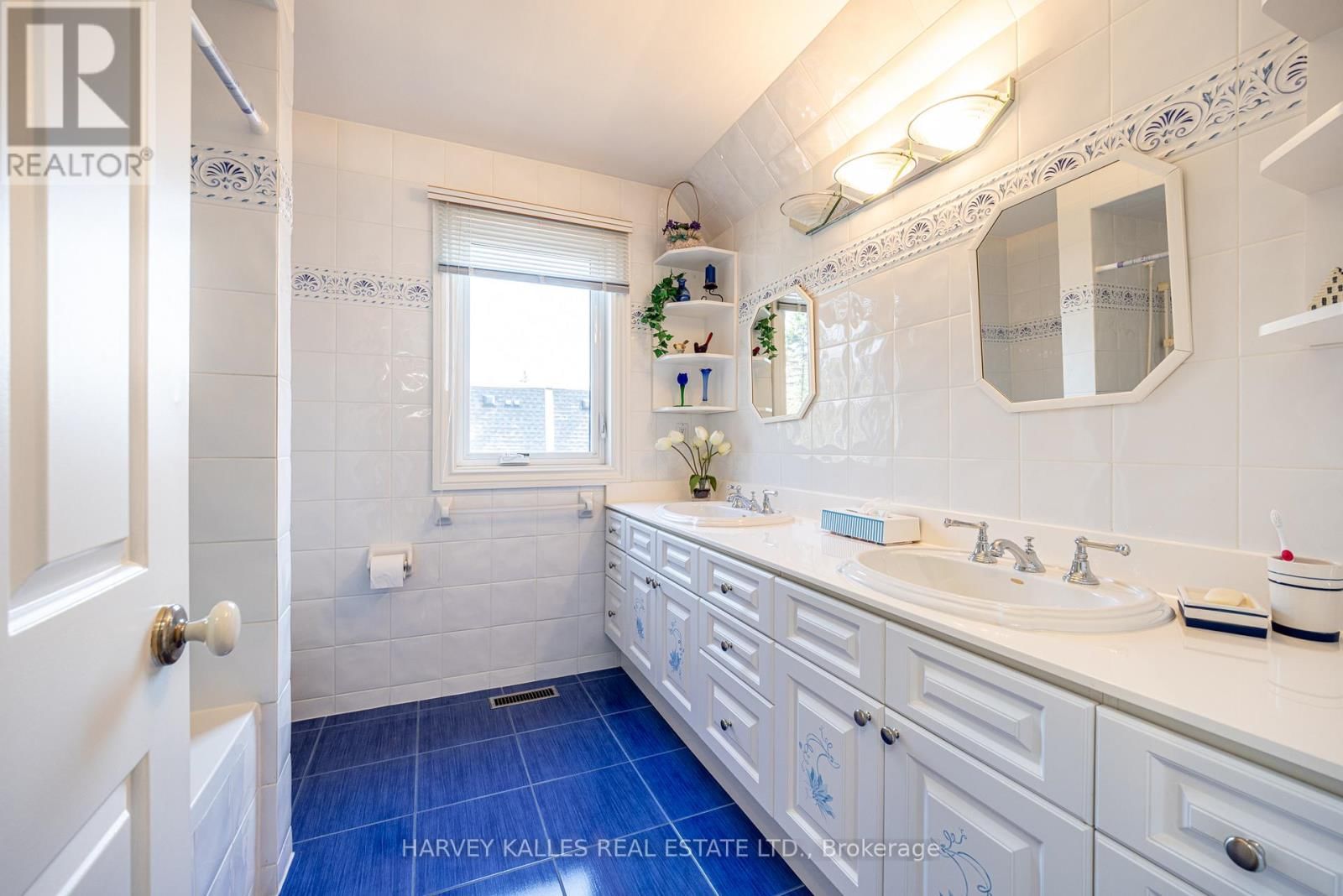 10 WHITELAW COURT Image 36