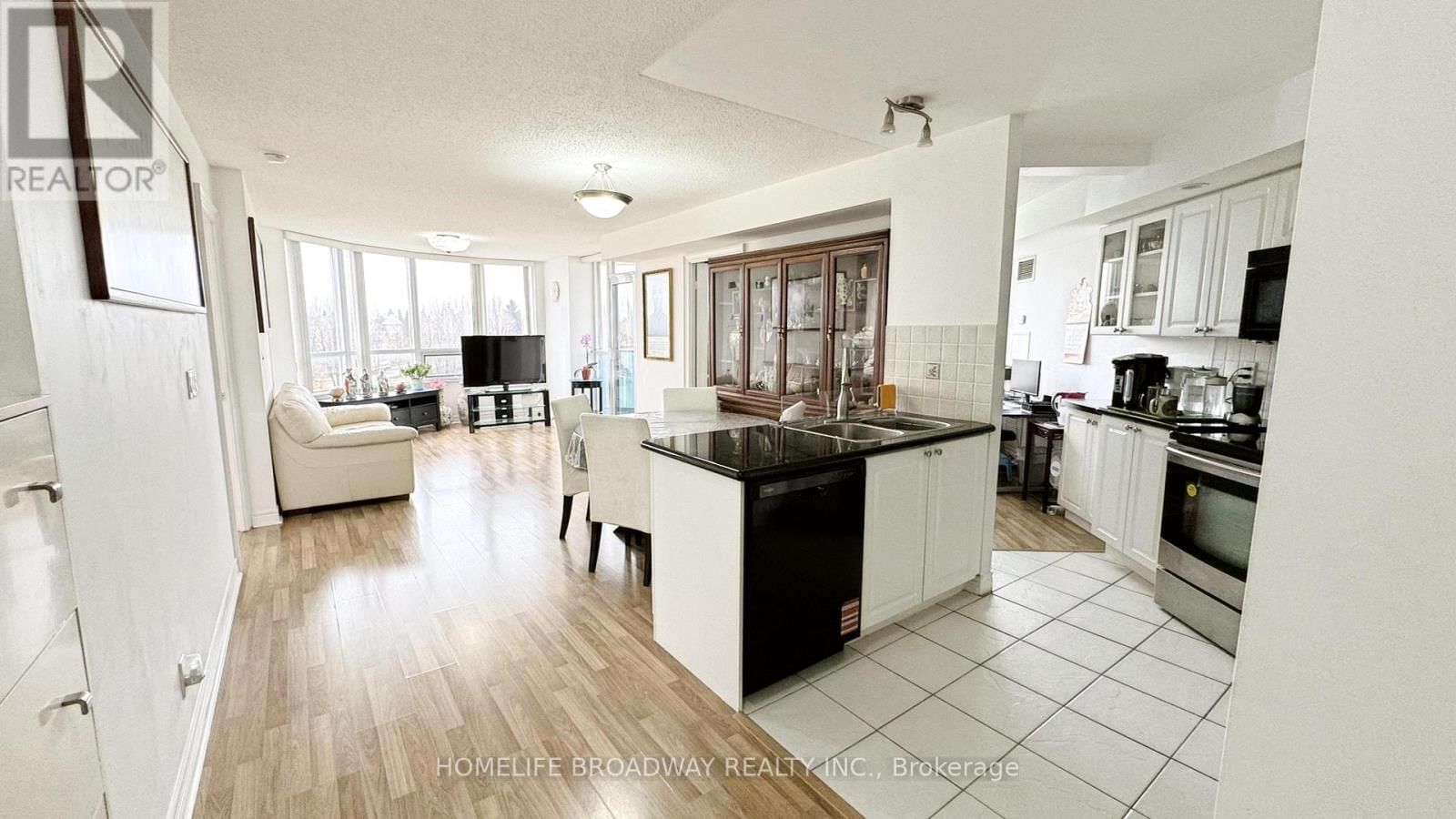 713 - 33 COX BOULEVARD Image 1