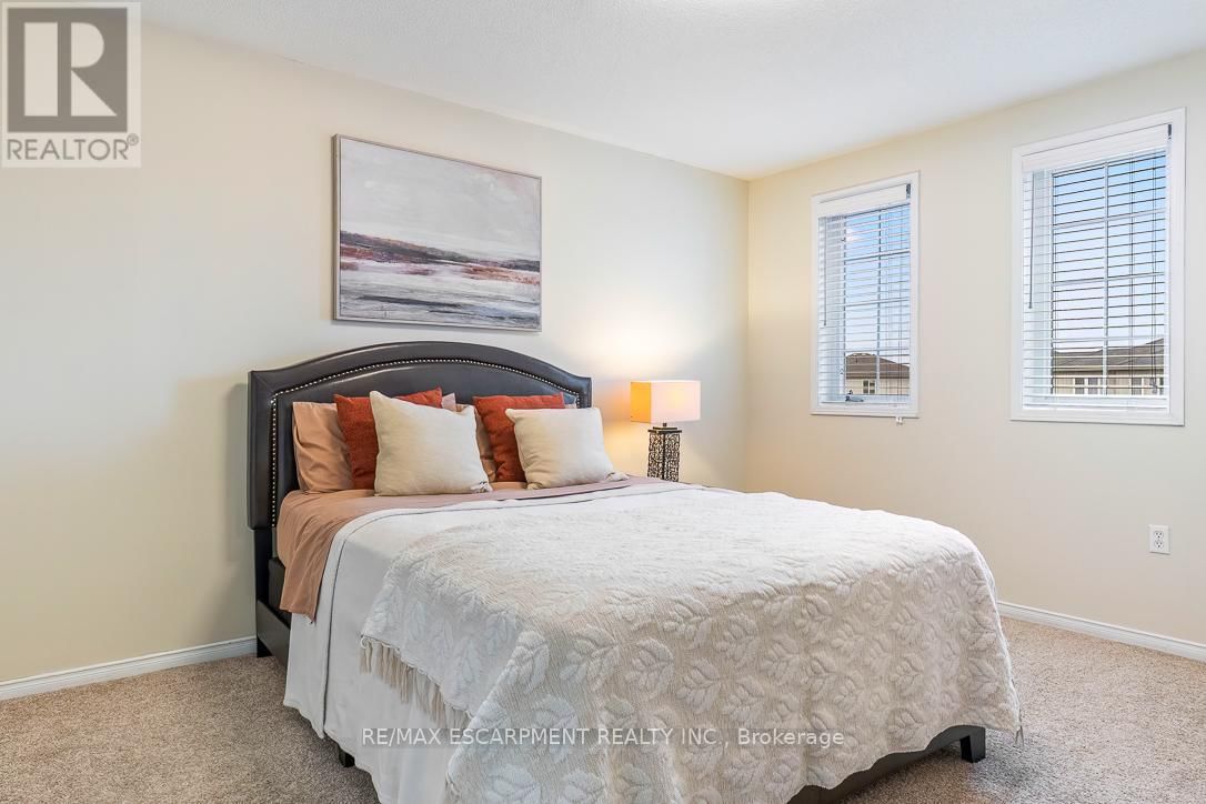 32 ADMIRAL CRESCENT Image 16