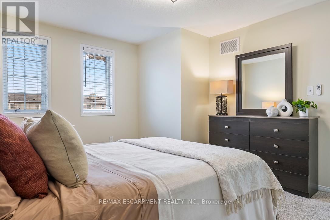 32 ADMIRAL CRESCENT Image 17