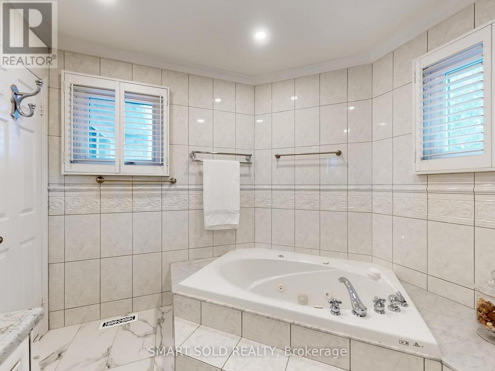 24 NORMANDY CRESCENT Image 19