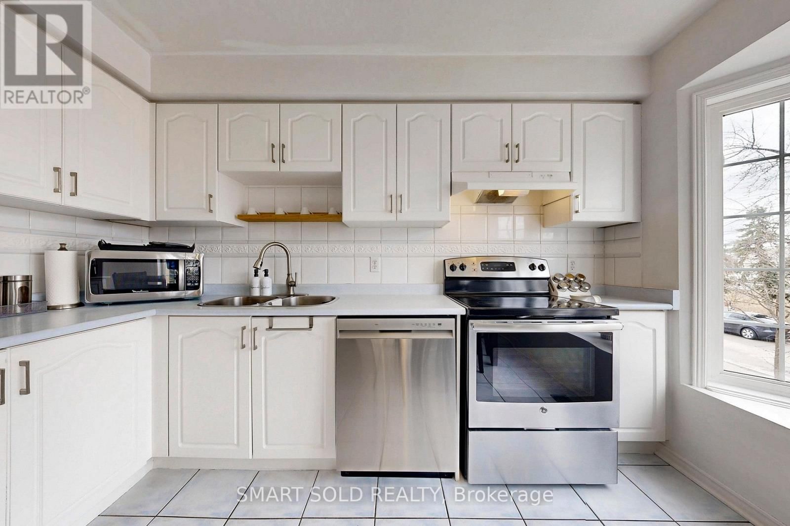 299 YELLOWOOD CIRCLE Image 16