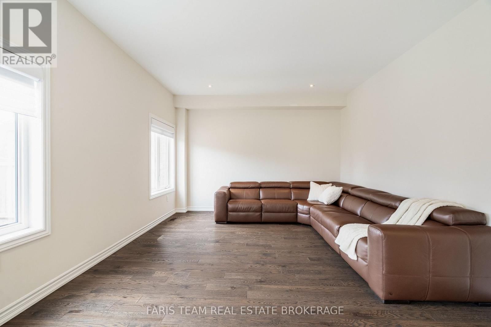 1559 FARROW CRESCENT Image 20