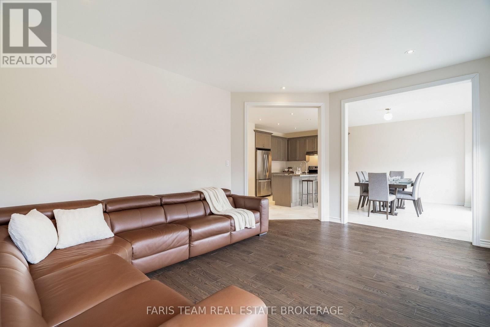 1559 FARROW CRESCENT Image 21