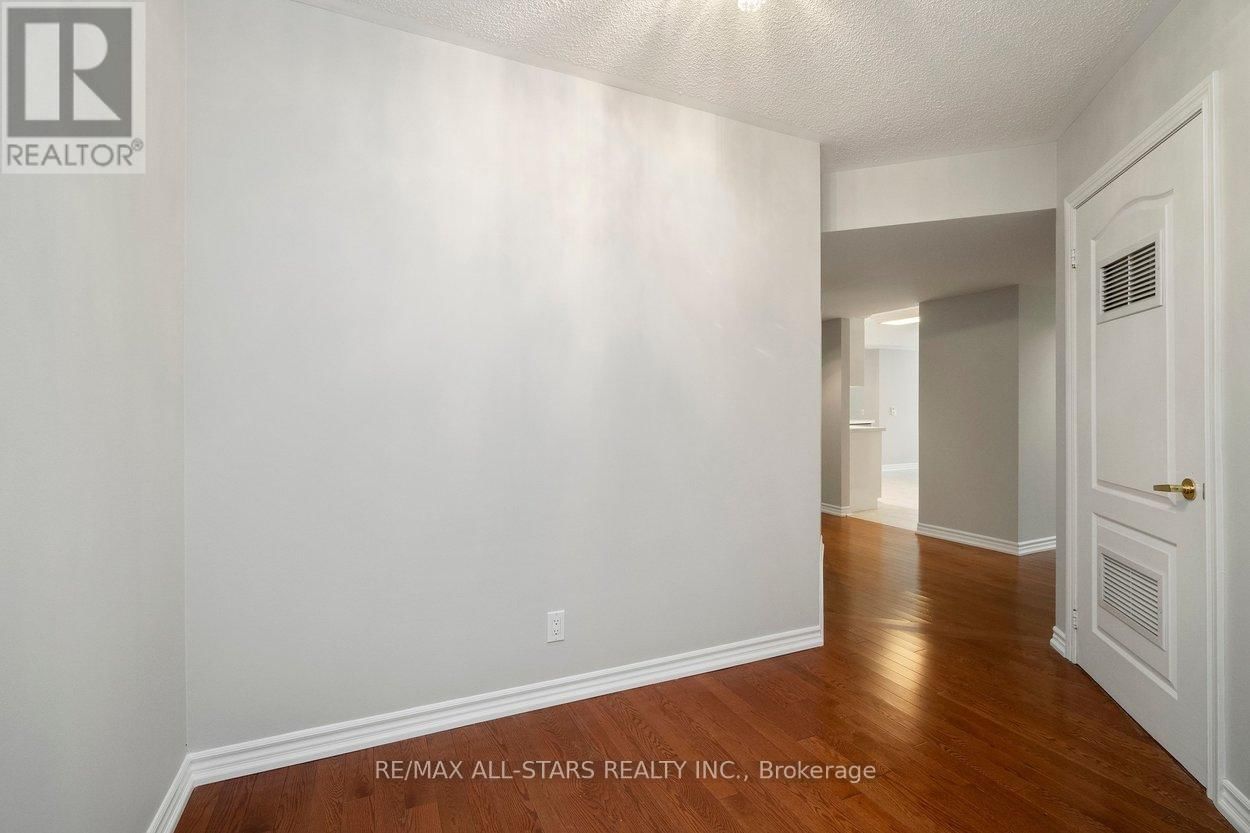 107 - 50 THE BOARDWALK WAY Image 35