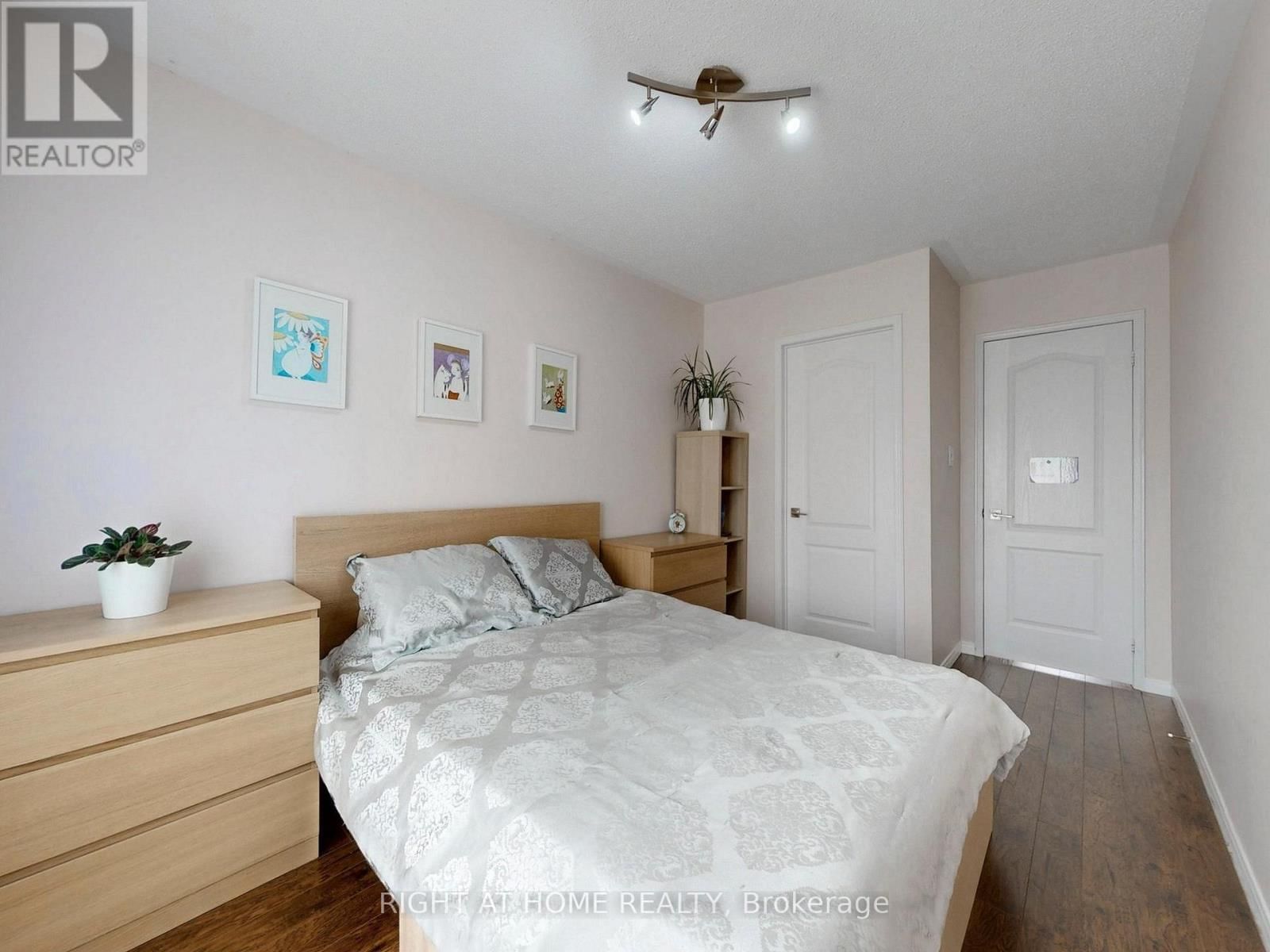 179 VANGUARD ROAD Image 32