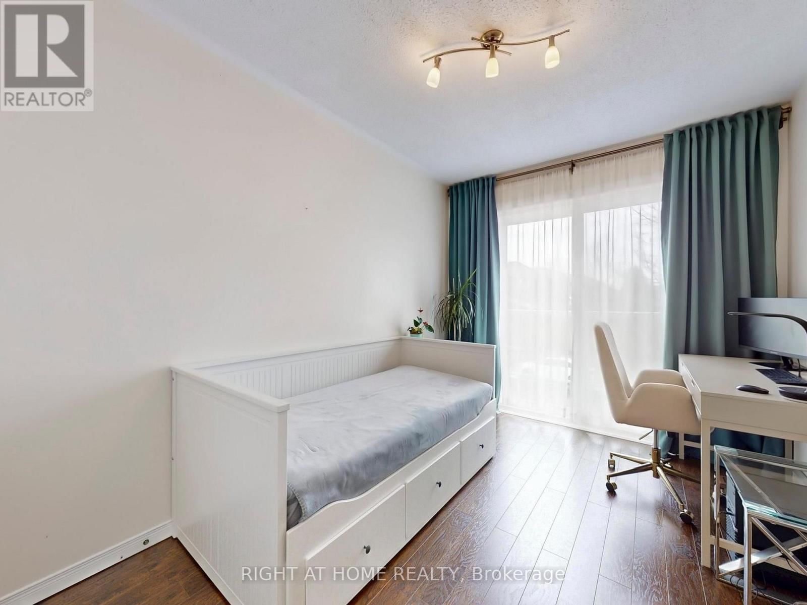 179 VANGUARD ROAD Image 33