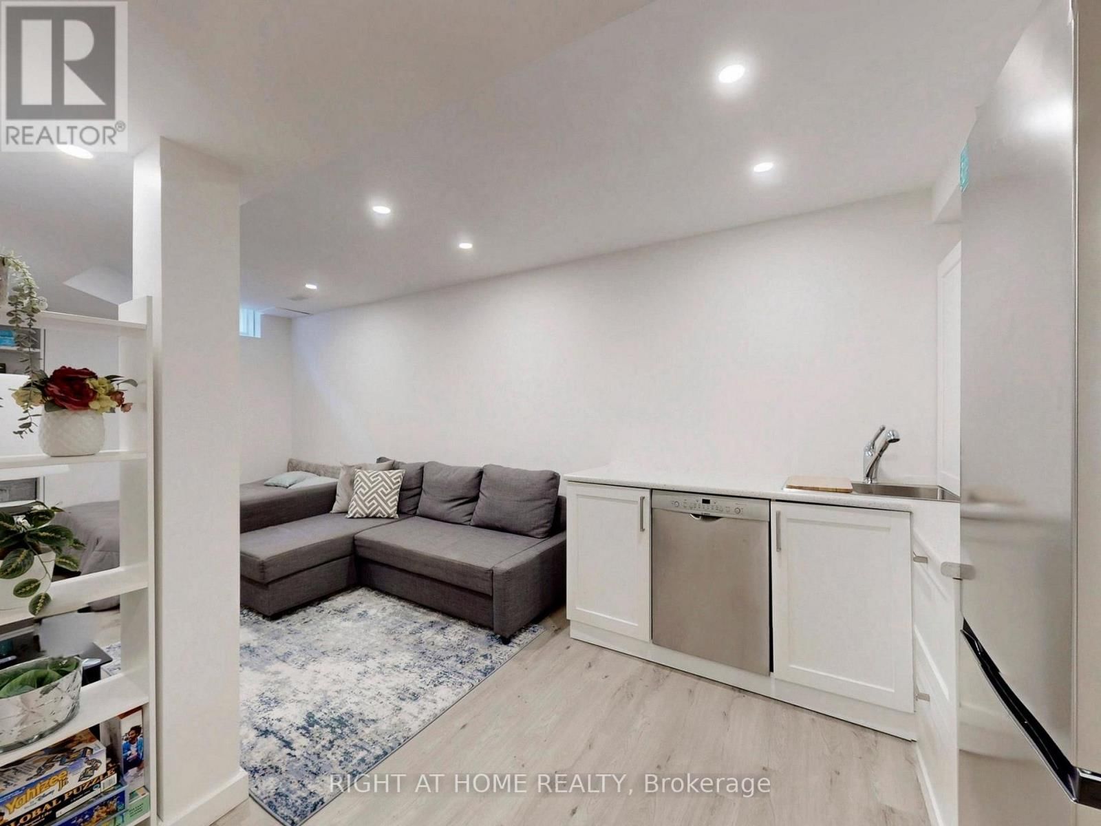 179 VANGUARD ROAD Image 45