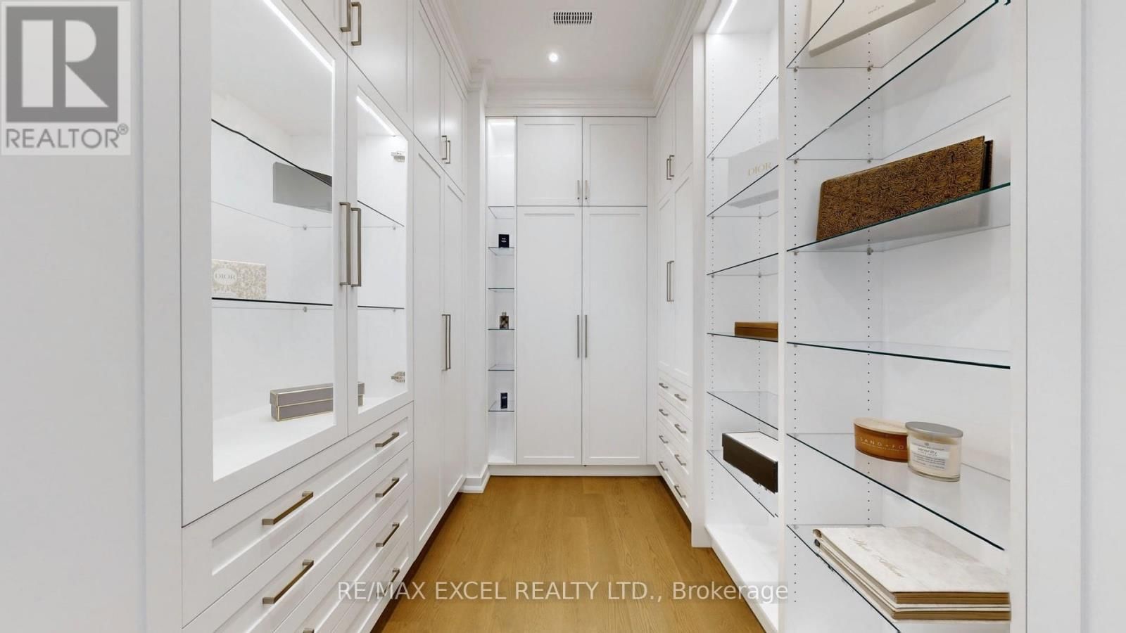 22 SANDERSON CRESCENT Image 14