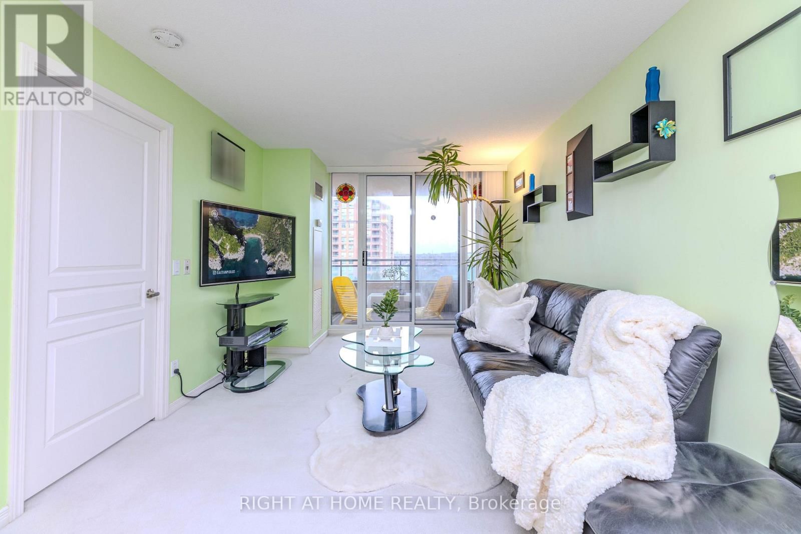 801 - 330 RED MAPLE ROAD Image 13