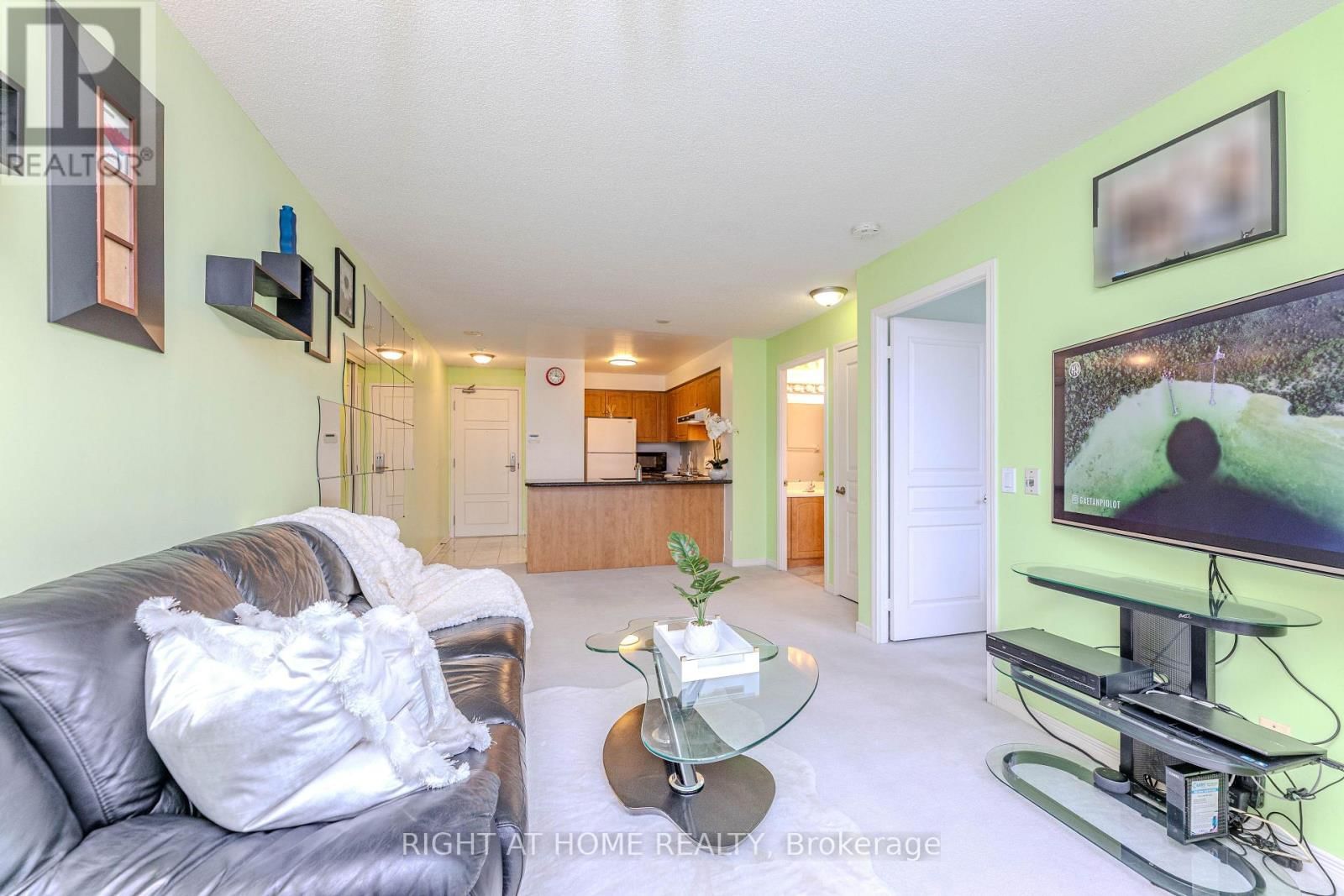 801 - 330 RED MAPLE ROAD Image 14