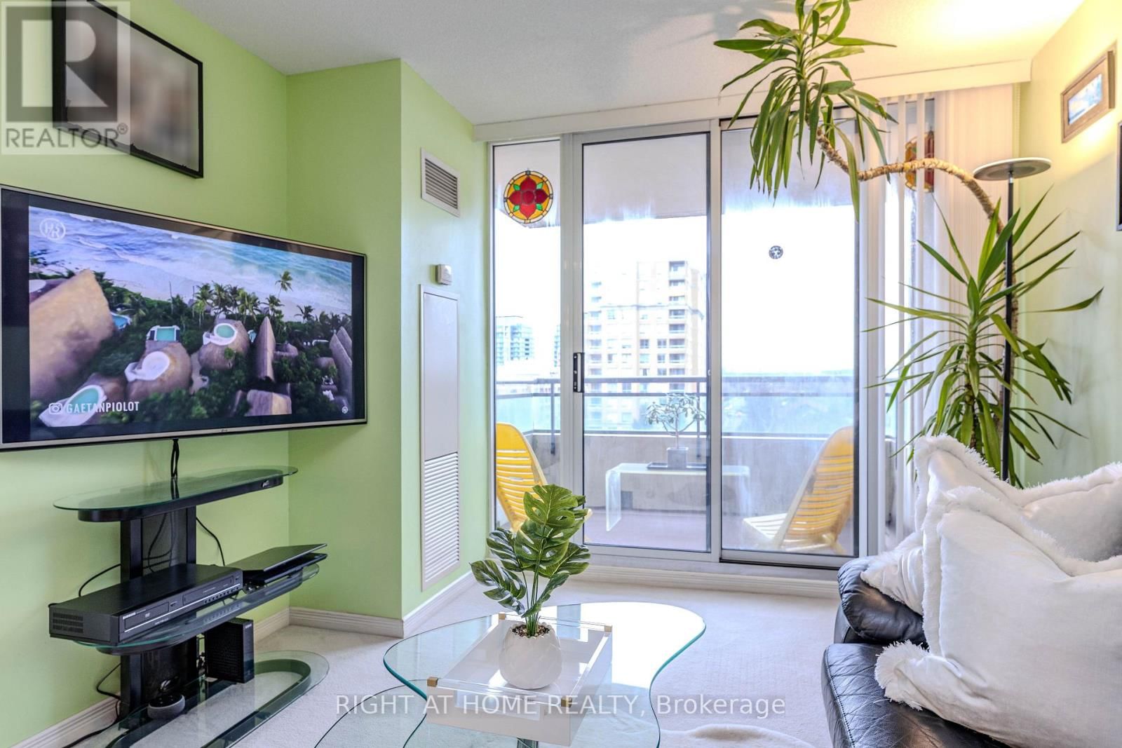 801 - 330 RED MAPLE ROAD Image 15