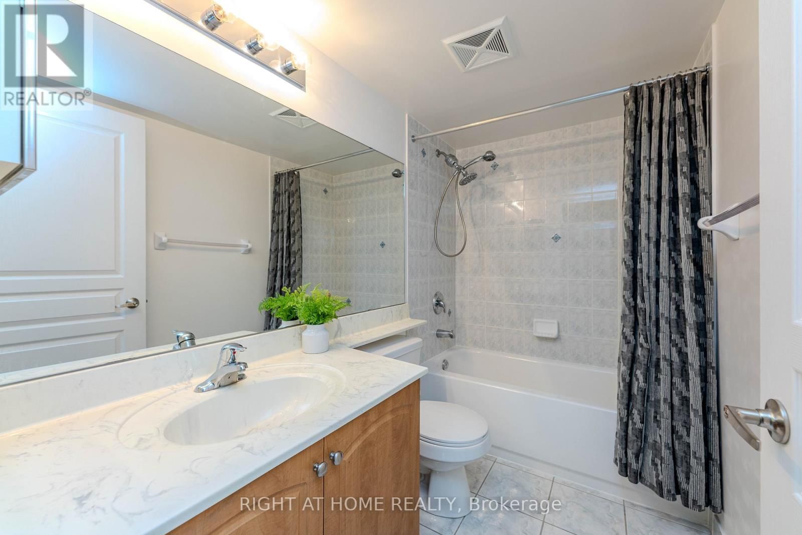 801 - 330 RED MAPLE ROAD Image 16