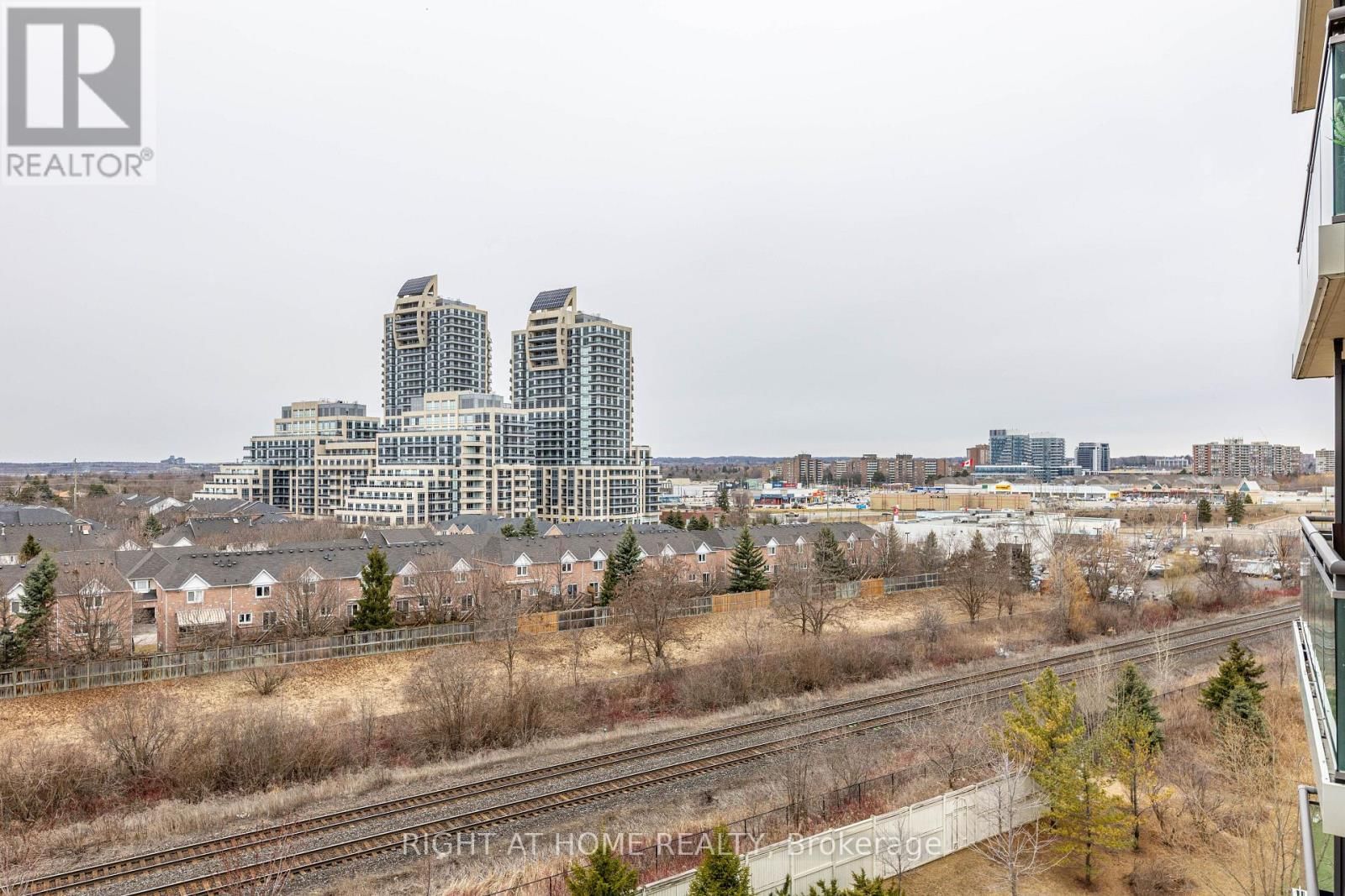 801 - 330 RED MAPLE ROAD Image 24