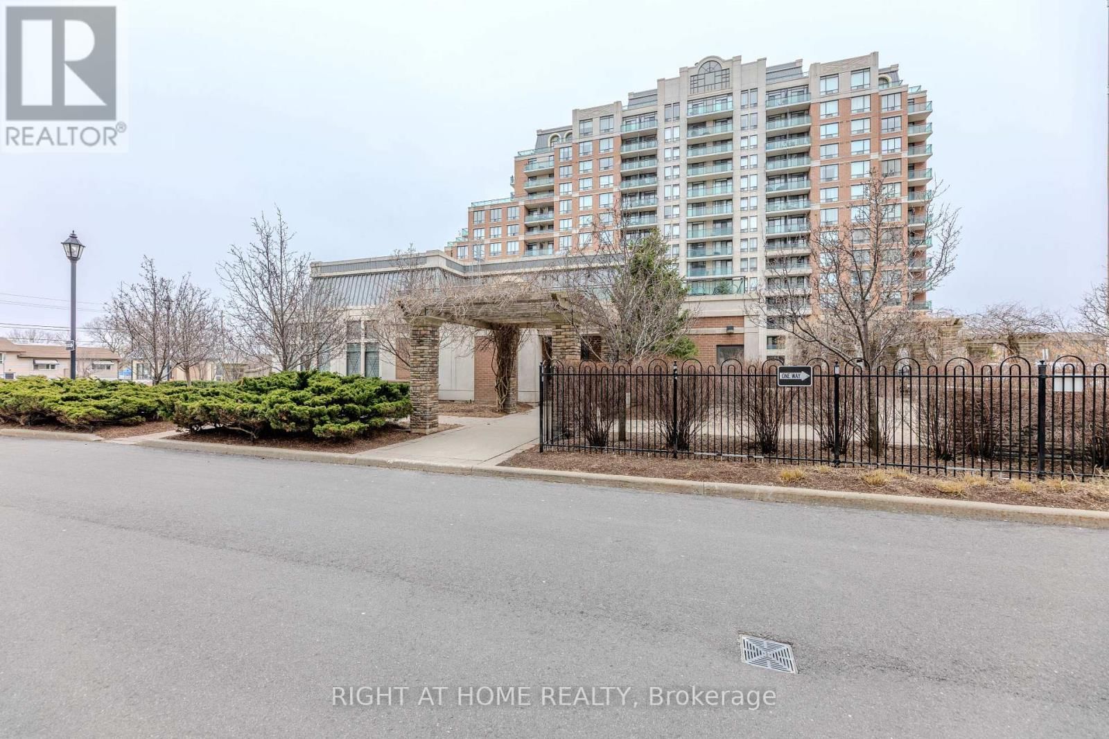 801 - 330 RED MAPLE ROAD Image 25