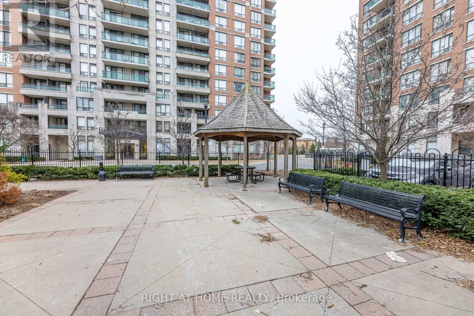 801 - 330 RED MAPLE ROAD Image 27