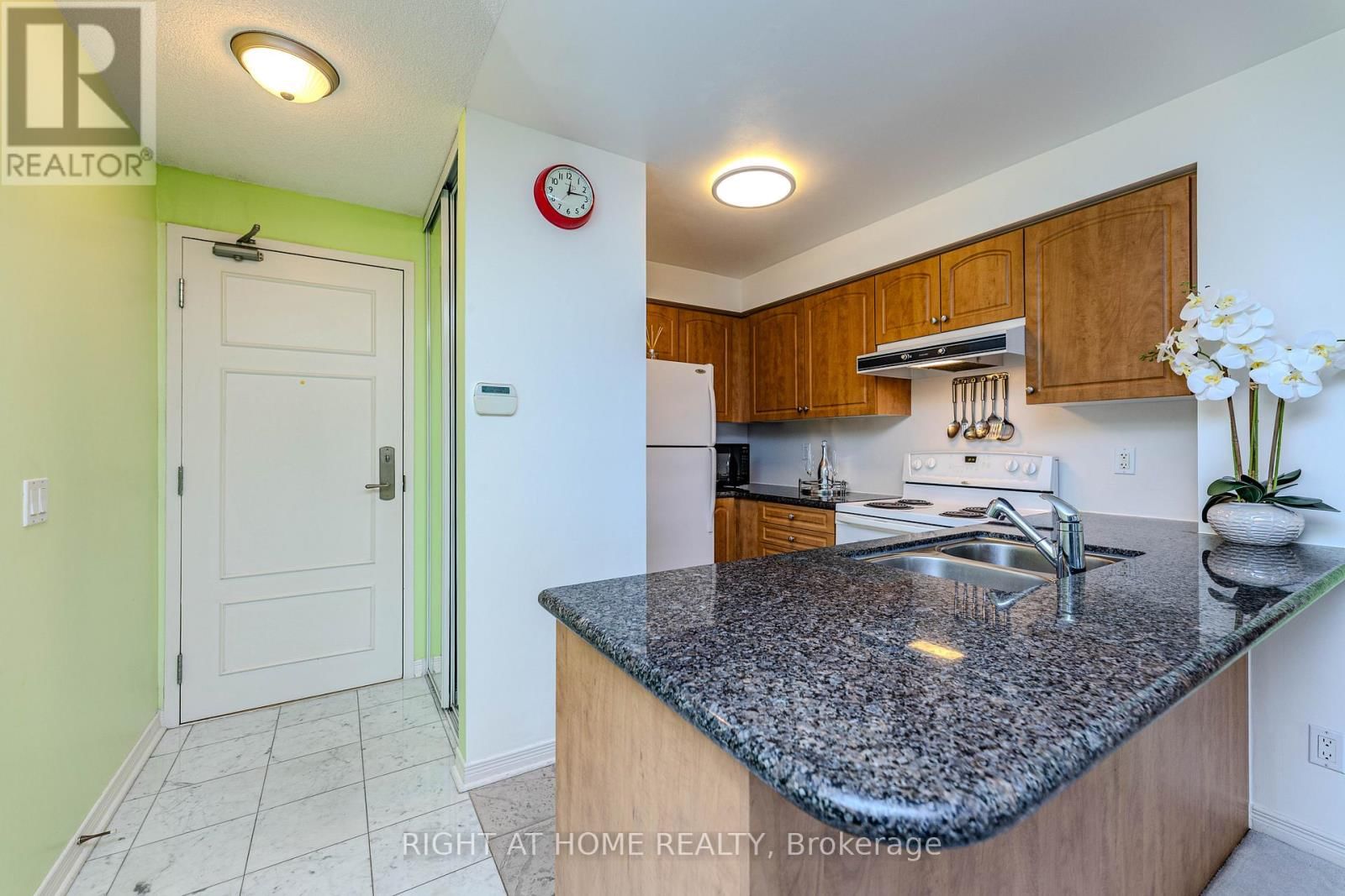 801 - 330 RED MAPLE ROAD Image 6