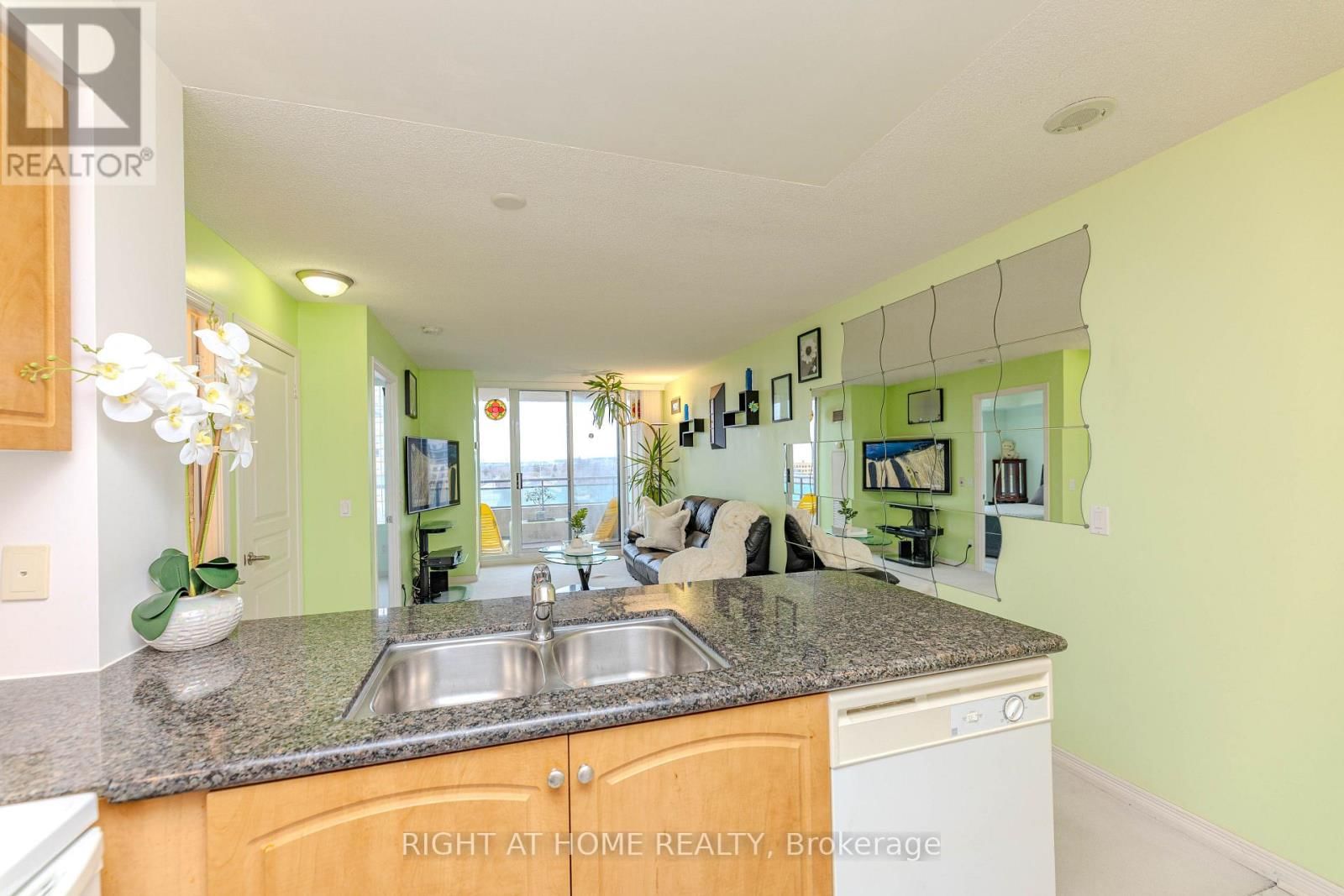 801 - 330 RED MAPLE ROAD Image 9