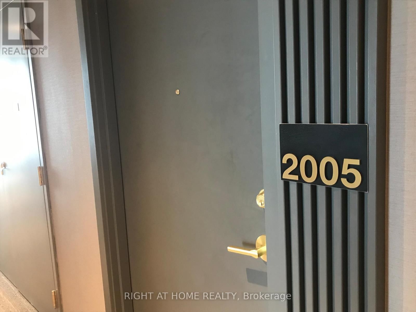 2005 - 898 PORTAGE PARKWAY Image 14