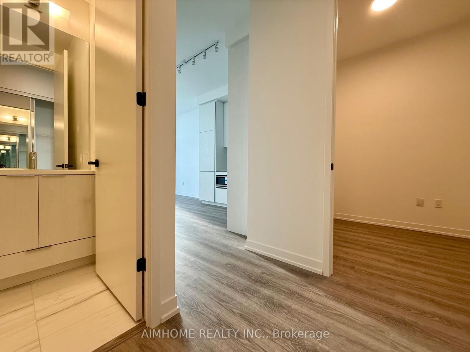 619 - 8 INTERCHANGE WAY Image 2