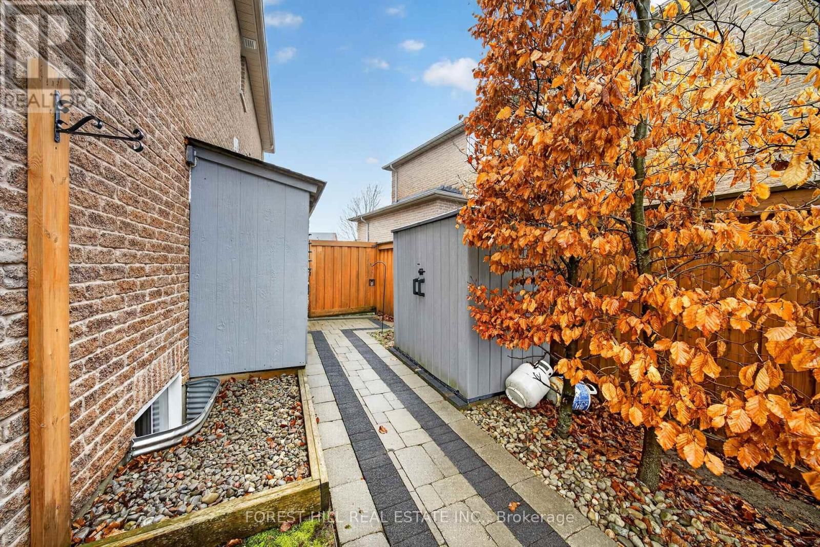 18 DRESDEN COURT Image 30