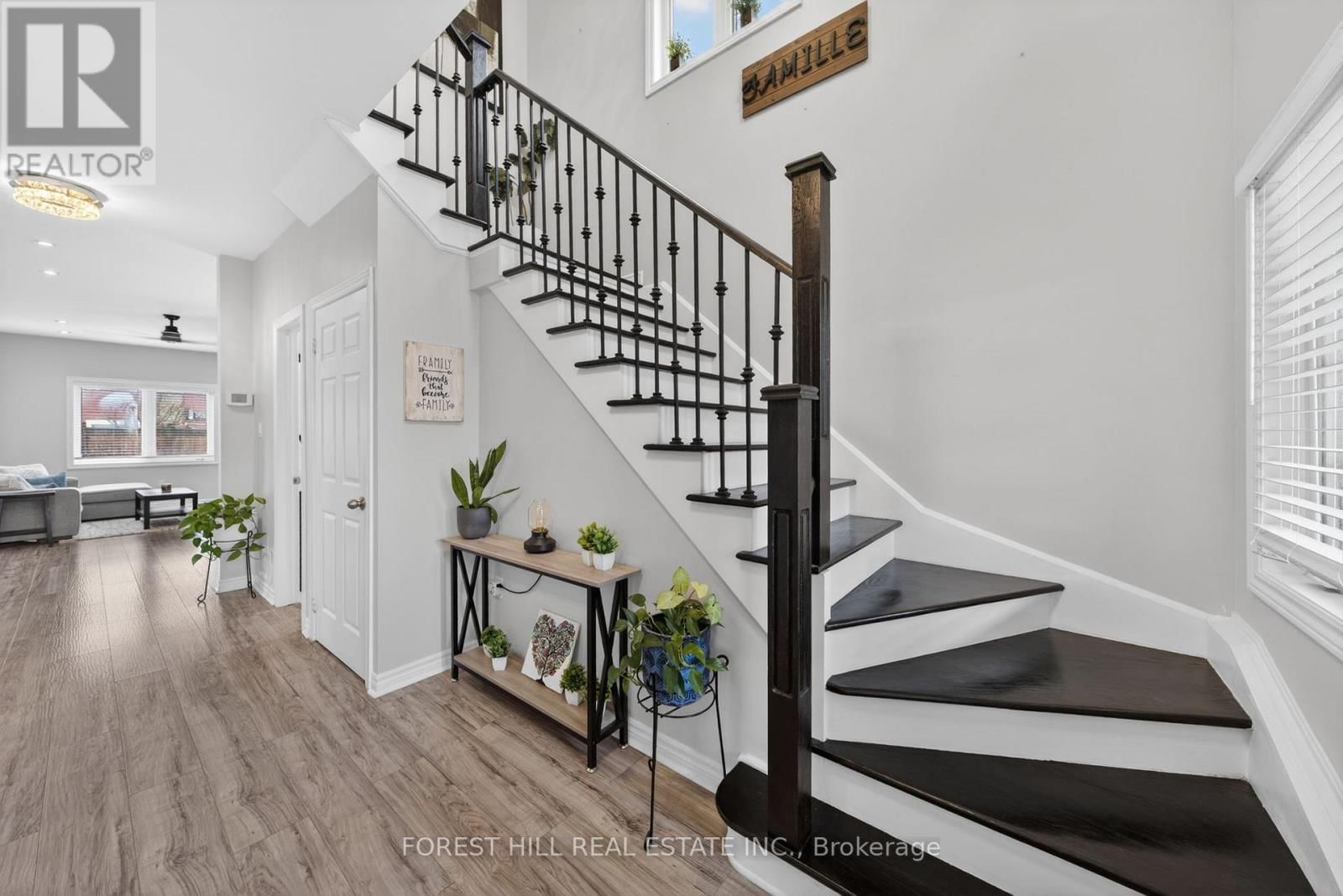 18 DRESDEN COURT Image 4