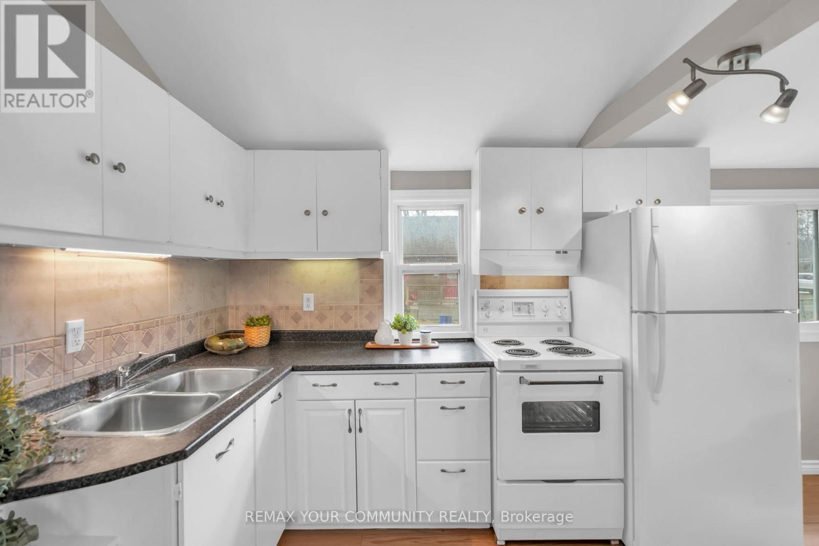 765 CHURCHILL LANE Image 16