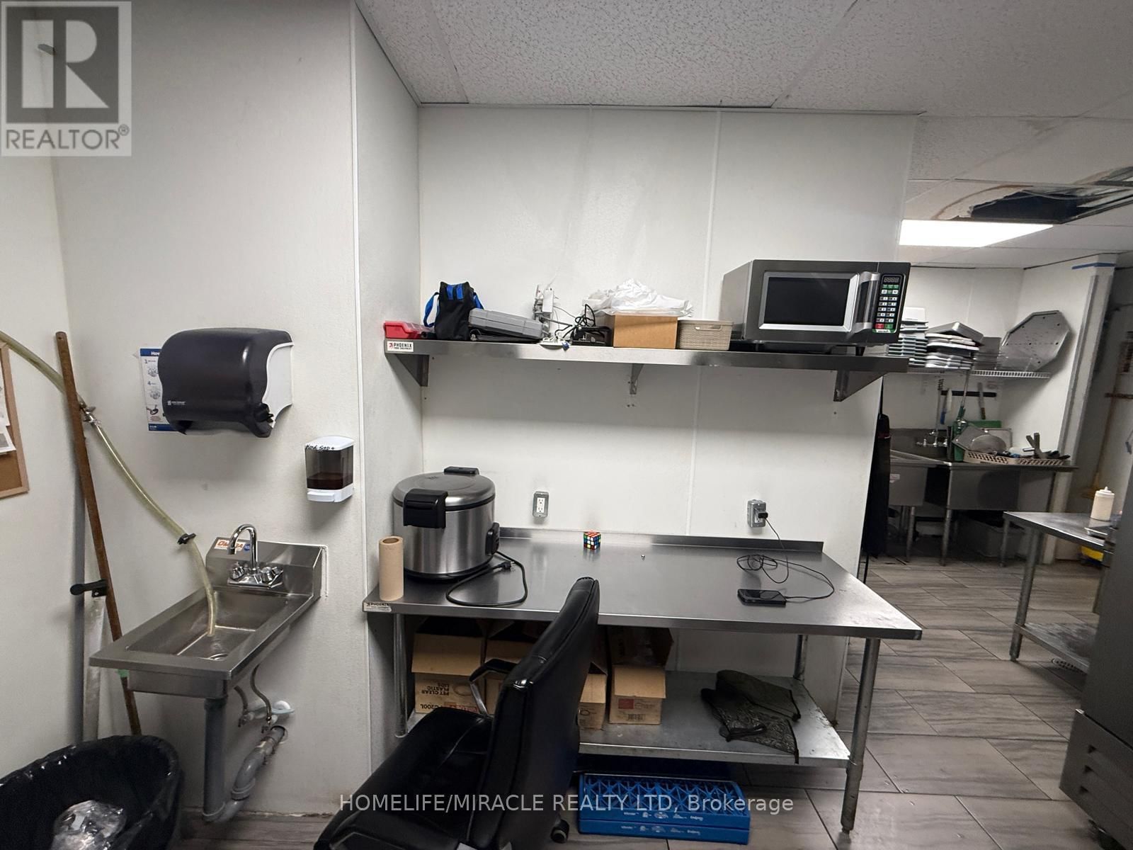 28 - 9699 JANE STREET Image 23