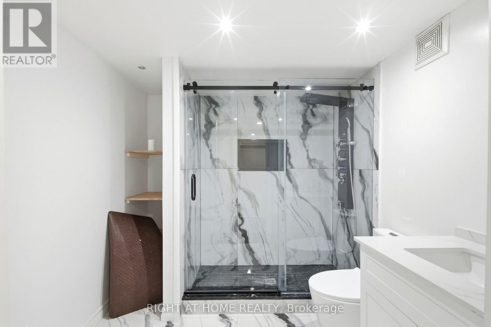 212 VENICE GATE DRIVE Image 32