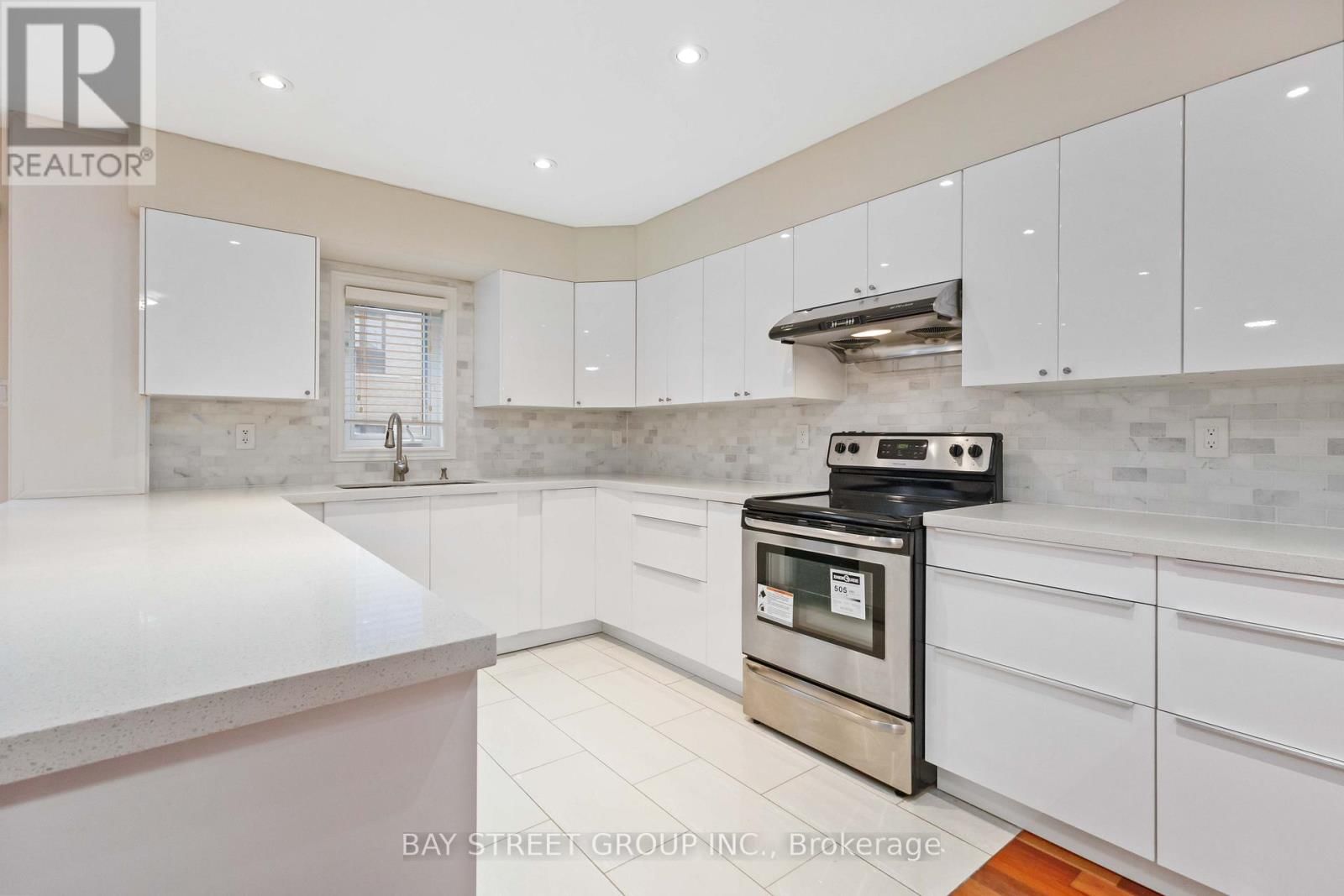 25 MAPLE RIDGE CRESCENT Image 11